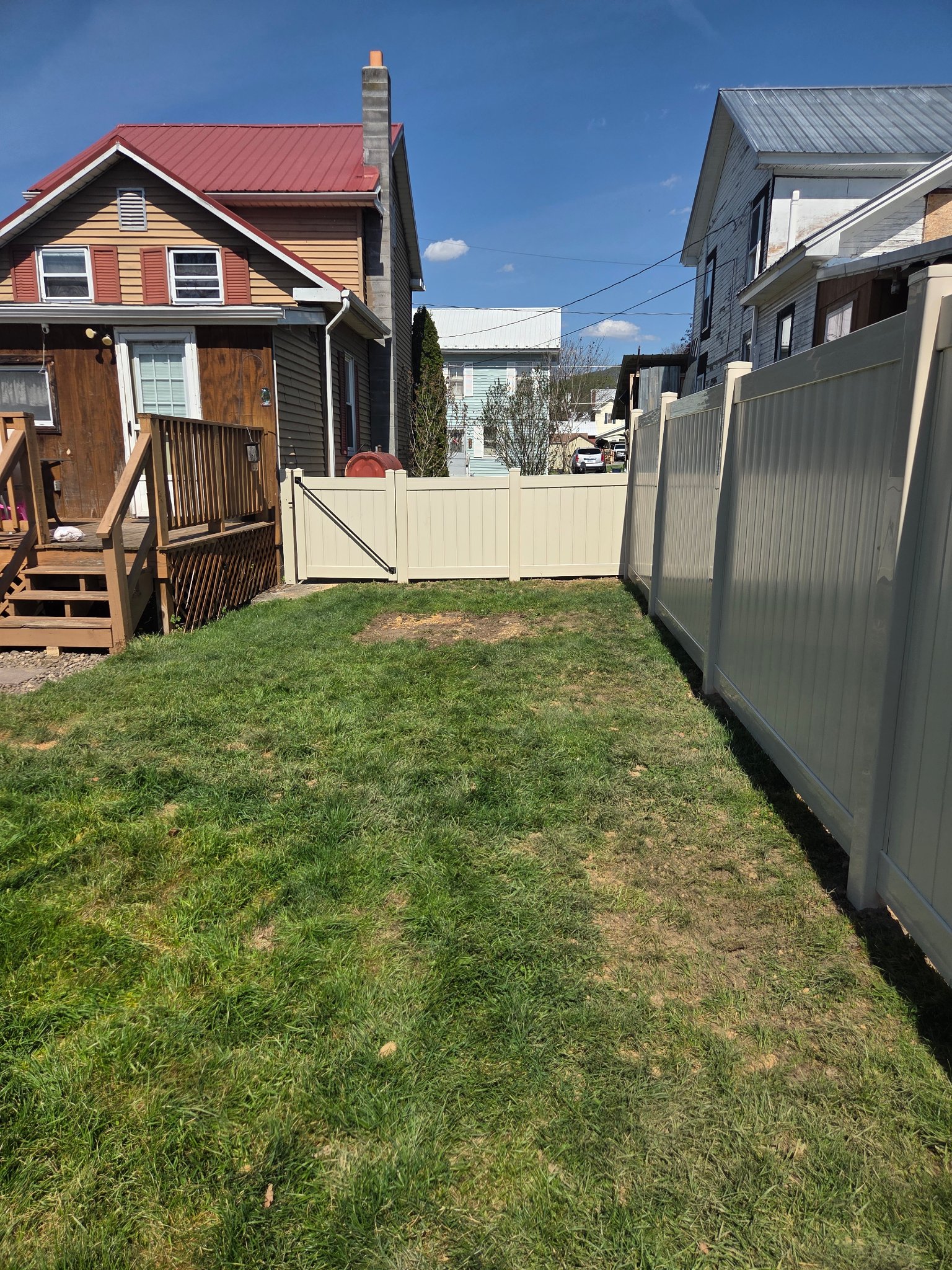 Tan vinyl privacy fence with gate — Chambersburg PA